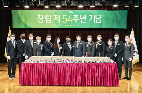 5일 경기도 용인의 GC녹십자 본사에서 허일섭 GC(녹십자홀딩스) 회장(왼쪽에서 일곱 번째)과 임직원들이 54주년 창립기념식을 갖고 축하 떡을 자르고 있다. GC녹십자.